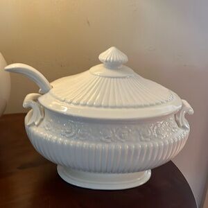 Soup tureen